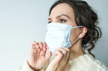 Британские ученые причислили лихорадку и изменение запаха к отличительным признакам COVID-19