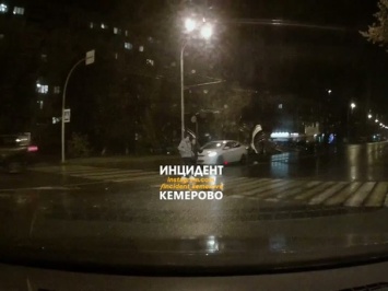 Лихач в Кемерове протаранил машину на "зебре" в метре от двух девушек