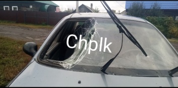 Подросток в Кузбассе прыжком проломил лобовое стекло легковушки