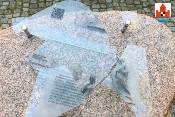 В Советске вандалы разбили информационную табличку у памятника королеве Луизе (фото)