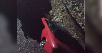 В Туапсинском иномарка рухнула в яму на размытой ливнями дороге