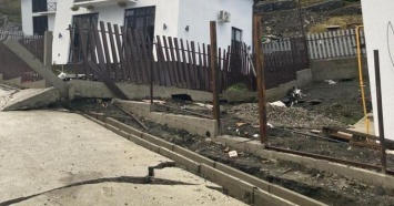 Началась эвакуация: жители пострадавшего от оползня села в Сочи спасают имущество