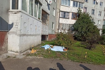 В Калининграде на ул. Батальной из окна 7-го этажа выпала пожилая женщина
