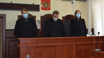 Суд защитил права незаконно уволенной жительницы Саратова