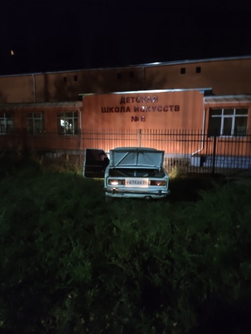 В Заводском районе "шестерка" врезалась в забор детской школы искусств