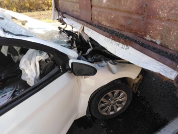 Водитель "Соляриса" въехал в трактор и попал в больницу
