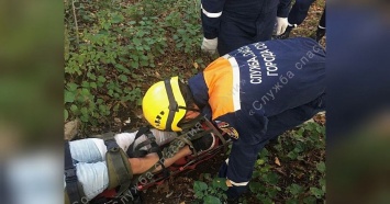 В Сочи спасатели вынесли из леса на носилках туристку с травмой ноги