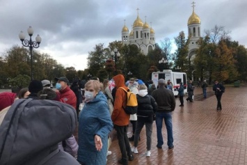 Калининградцы выстраиваются в многочасовые очереди к пунктам вакцинации