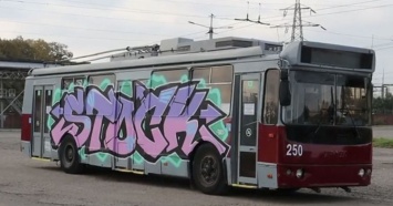 Вандалы, разрисовавшие троллейбус в Краснодаре, попали на видео