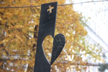 Саратовским врачам посвятили стелу "Открытое сердце"