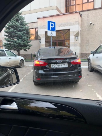 Саратовцы заметили на парковке для инвалидов служебное авто прокуратуры