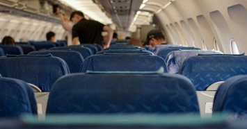 В аэропорту Сочи женщина закурила на борту самолета. Ее сняли с рейса полицейские