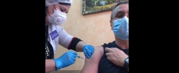 Глава Калуги Дмитрий Денисов сделал прививку на камеру (видео)