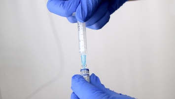 Роспотребнадзор расширил список попадающих под обязательную вакцинацию