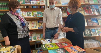 «Единая Россия» на Кубани передала около тысячи книг в школьные библиотеки