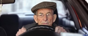 Пенсионерам могут отменить транспортный налог