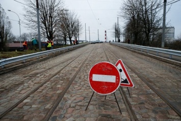 Алиханов потребовал убрать трамвайные пути и брусчатку на съезде с моста на Суворова