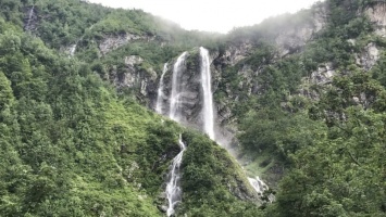 Молодой саратовский турист сорвался с уступа водопада в Сочи