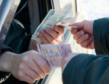 Жительницу Строителя наказали штрафом 100 тысяч рублей за попытку дать взятку