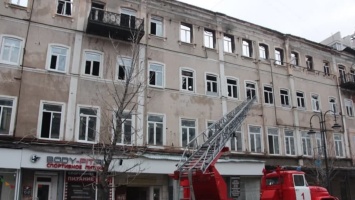 К зданию "России" вновь выезжали два пожарных расчета