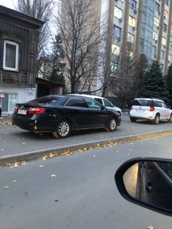 "Тойоту Камри" из правительственного автопарка припарковали на тротуаре у здания министерства