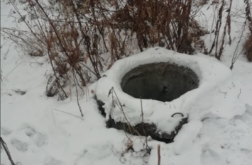 Жительница Кузбасса обнаружила открытый люк рядом с остановкой