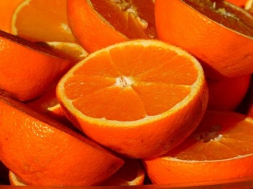 Врачи рассказали о пользе для здоровья апельсиновых косточек и кожуры