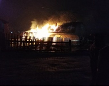 В микрорайоне Соломенное Петрозаводска сгорел частный жилой дом. Видео