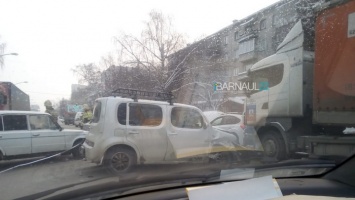 Четыре автомобиля столкнулись в центре Барнаула