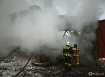 Пожар уничтожил дом и надворные постройки в Ленинске-Кузнецком