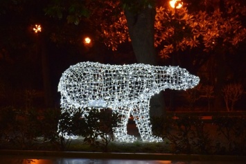 Новогодняя иллюминация будет появляться на улицах Ялты вплоть до 28 декабря