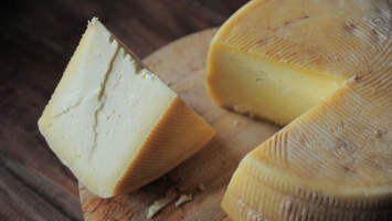 В магазине «Светофор» Белгорода нашли 800 кг неизвестного сыра