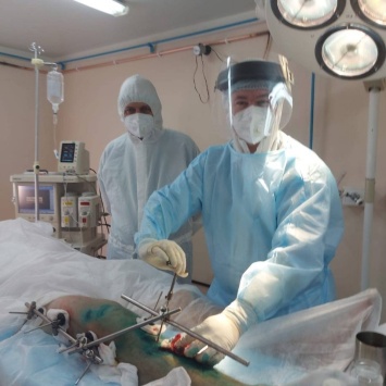 Балаковские травматологи в "красной зоне" прооперировали пострадавшего в ДТП