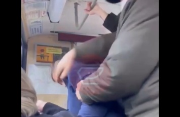 В Краснодаре пассажиры на видео избили антимасочника, из-за которого трамваи стоял полчаса