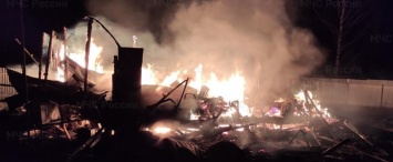 Ранним утром в Калужской области сгорели две бани и дача