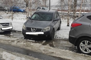 Кемеровчане возмутились припаркованной машиной на "низком старте"