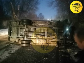 Водитель опрокинул "ГАЗель" на частный забор в Кемерове