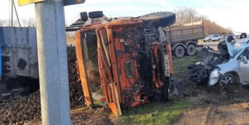 В Новопокровском районе в массовом ДТП с грузовиками погибли двое