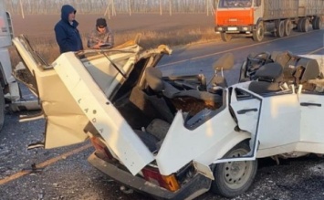 На Кубани в раздавленном фурой авто погиб человек
