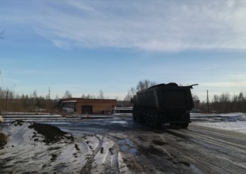 Полностью загруженные углем грузовики возмутили кузбассовцев