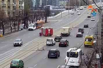 В Калининграде пожарные перекрыли магистраль, чтобы пенсионерка смогла ее перейти (видео)