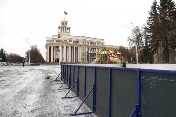 Рабочие начали устанавливать хоккейную коробку в центре Кемерова