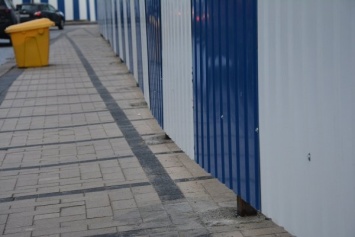 В Калининграде на отремонтированном тротуаре на Баграмяна построили забор (фото)