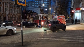 В центре Саратова из-за ДТП стоят трамваи и троллейбусы