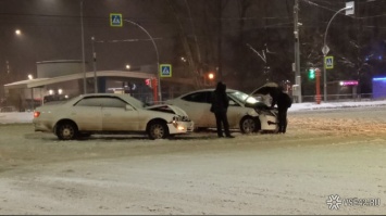 Автомобили столкнулись на пустом перекрестке в Кемерове