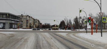 Кемеровчане заметили на оживленном перекрестке светофор с "раздвоением личности"