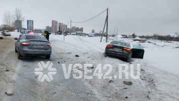 Иномарка вылетела с дороги после ДТП на оживленном проспекте в Кемерове