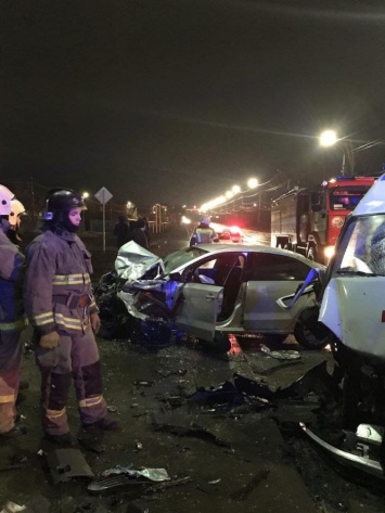 В Саратове ночью в ДТП погиб водитель скорой помощи и пострадали четыре человека