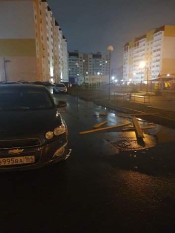 В Солнечном-2 слетевшая с козырьков крыша дома повредила несколько машин