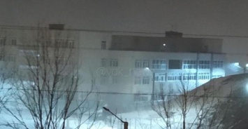 Сильнейший ветер вынес полностью большое окно в школе Владивостока